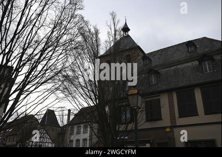 Stadtlandschaft mit malerischem Blick auf antike elsässische Fachwerkhäuser in Molsheim, Elsass Frankreich. Stockfoto