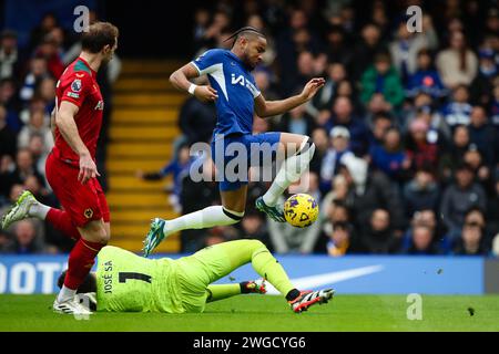 LONDON, UK - 4. Februar 2024: Christopher Nkunku von Chelsea trifft Jose Sa von Wolverhampton Wanderers während des Premier League-Spiels zwischen Chelsea FC und Wolverhampton Wanderers an der Stamford Bridge (Foto: Craig Mercer/ Alamy Live News) Stockfoto