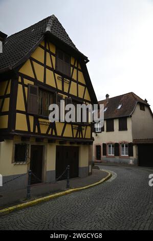 Stadtlandschaft mit malerischem Blick auf antike elsässische Fachwerkhäuser in Molsheim, Elsass Frankreich. Stockfoto