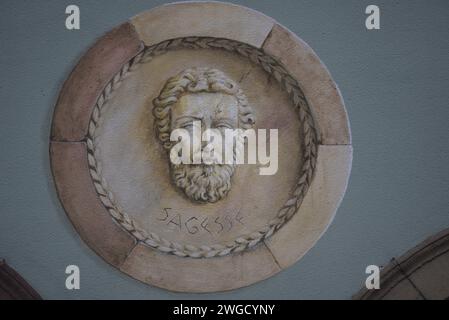 Architektonische Details an der Fassade des Rathauses im neoklassizistischen Stil, ein historisches Wahrzeichen auf dem Place de l'Hôtel de Ville in Molsheim, Elsass Frankreich. Stockfoto