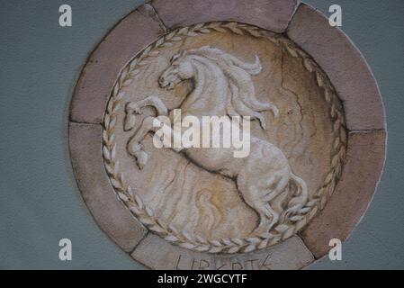 Architektonische Details an der Fassade des Rathauses im neoklassizistischen Stil, ein historisches Wahrzeichen auf dem Place de l'Hôtel de Ville in Molsheim, Elsass Frankreich. Stockfoto
