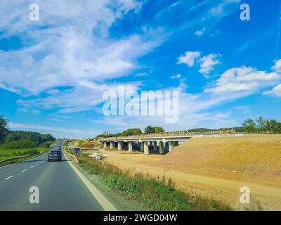 Orlik- Tschechisch- 28. september 2023: Straßenbrücke aus Trussen neae der Schnellstraße Stockfoto