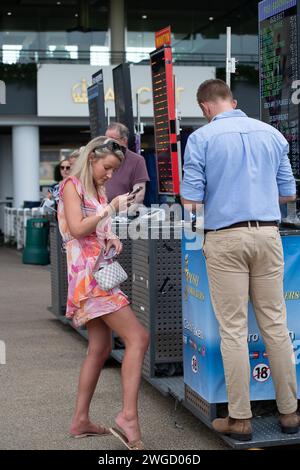 Ascot, Großbritannien. September 2024. Racegoer beim September Racing Friday Meeting. Kredit: Maureen McLean/Alamy Stockfoto