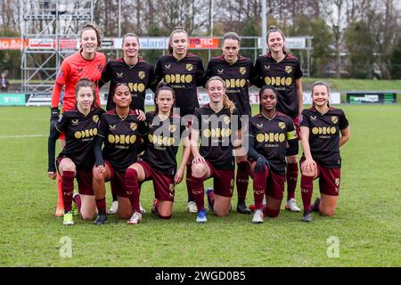 HEERENVEEN, NIEDERLANDE - 4. FEBRUAR: Teamphoto mit Torhüter Febe Copier vom FC Utrecht, Liza van der Most vom FC Utrecht, Amber Visscher vom FC Utrecht, Marthe Munsterman vom FC Utrecht, Sophie Cobussen vom FC Utrecht, Eshly Bakker vom FC Utrecht, Lena Mahieu vom FC Utrecht, Lotje de Keijzer vom FC Utrecht, Joni Paliama vom FC Utrecht, Ilse Van der Zanden vom FC Utrecht, Nurija Van Schoonhoven vom FC Utrecht während des niederländischen Azerion Vrouwen Eredivisie-Spiels zwischen dem SC Heerenveen und dem FC Utrecht im Sportpark Skoatterwald am 4. Februar 2024 in Heerenveen, Niederlande. (Foto: Pieter van der Woude/ora Stockfoto