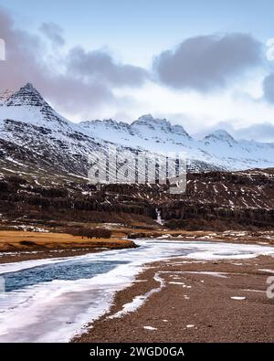 Ein malerisches Foto von Süd-Island mit eisigem Fluss im Vordergrund und Bergen mit Schnee im Hintergrund Stockfoto