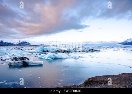 Die Gletscherlagune Jokularlon mit Bergen und Schnee im Hintergrund Stockfoto