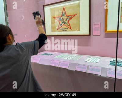 Suzhou, China, Nahaufnahme, Frau Reinigung Fenster der Ausstellung, altchinesische Manuskript, Lokal ,'Suzhou Museum », asien Zivilisation Museum Stockfoto