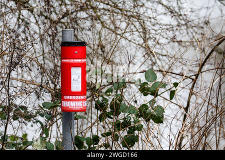 Notfall-Throwline-Rettungsstation für Wasserrettung und Lebensrettung. Stockfoto