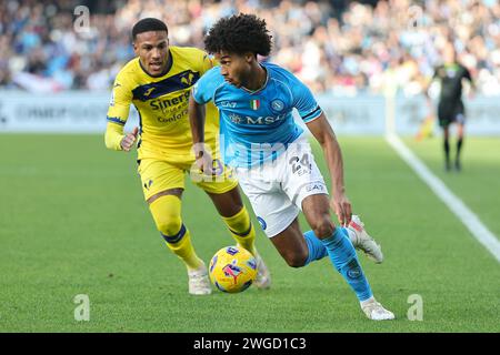 Neapel, Italien. Februar 2024. Jens Cajuste vom SSC Napoli und Michael Folorunsho vom Hellas Verona FC in Aktion während des Fußballspiels der Serie A zwischen dem SSC Napoli und dem Hellas Verona FC im Diego Armando Maradona Stadion in Neapel (Italien) am 4. Februar 2024. Quelle: Insidefoto di andrea staccioli/Alamy Live News Stockfoto