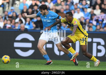 Neapel, Italien. Februar 2024. Khvicha Kvaratskhelia vom SSC Napoli tritt in der Serie A zwischen SSC Napoli und Hellas Verona FC im Diego Armando Maradona Stadium um den Ball an Stockfoto