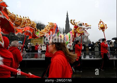 Edinburgh, Schottland, Großbritannien. Februar 2024. Chinesisches Neujahrsfest, das Jahr des Drachen auf dem Hügel im Stadtzentrum, mit Tanz, Kostümen und kulturellen und künstlerischen Darstellungen. Quelle: Craig Brown/Alamy Live News Stockfoto