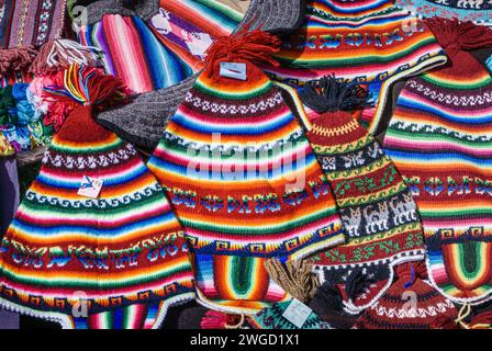 Die lebhaften Farben des peruanischen Kunsthandwerks auf dem Straßenmarkt von Taquile (Peru) Stockfoto