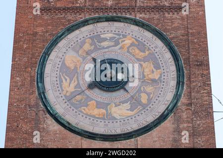 Die astronomische Uhr von Torrazzo, der Glockenturm der Kathedrale von Cremona. Stockfoto