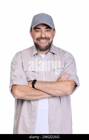 Porträt eines gutaussehenden lächelnden Mannes mit gefalteten Armen. Lächelnde fröhliche Männer mit überkreuzten Händen isolierte Studio-Aufnahme. Stockfoto