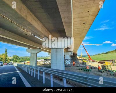 Orlik- Tschechisch- 28. september 2023: Straßenbrücke aus Trussen neae der Schnellstraße Stockfoto