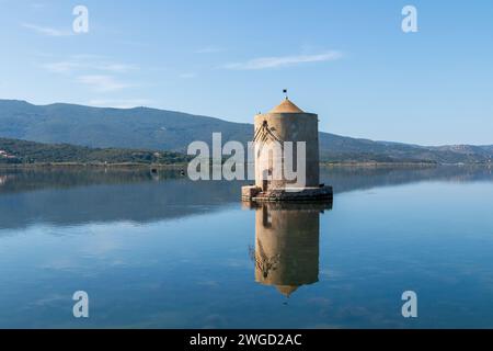 Die antike spanische Mühle, Symbol der Stadt Orbetello in der Toskana Stockfoto