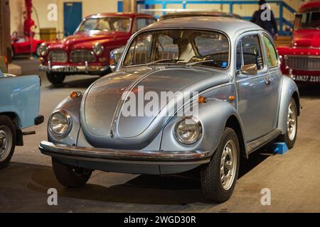 Kvarndrup, Dänemark, 13. Januar 2024: Volkswagen Käfer im Ausstellungsraum Stockfoto