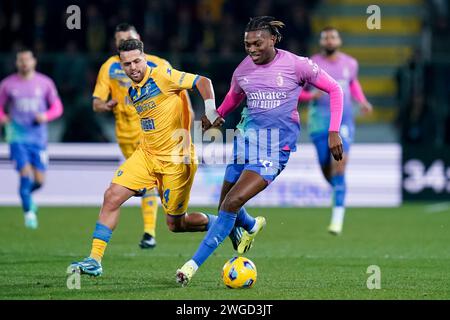 Frosinone, Italien. Februar 2024. Francesco Gelli von Frosinone Calcio und Rafael Leao vom AC Milan treten am 3. Februar 2024 im Stadio Benito Stirpe in Frosinone, Italien um den Ball an. Quelle: Giuseppe Maffia/Alamy Live News Stockfoto