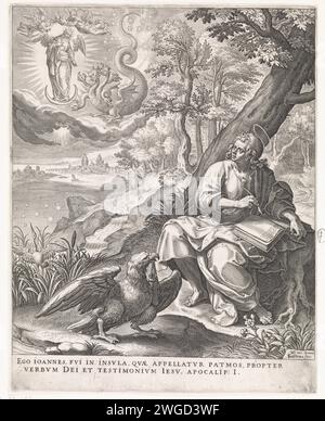 Evangelist Johannes auf Patmos, Johann Sadeler (I), nach Maerten de Vos, 1560–1600 Druck der Apostel und Evangelist Johannes schreibt sein Evangelium auf der Insel Patmos. Neben ihm der Adler, sein evangelisches Symbol. Er schaut in die Luft. In den Wolken erscheint Maria mit dem Christuskind als apokalyptische Frau und siebenköpfige Bestie der Apokalypse. Unbekannter Papierstich Johannes (Schrift) auf der Insel Patmos, möglicherweise der Adler neben ihm. Eine schwangere Frau, mit der Sonne bekleidet und auf dem Mond stehend, erscheint; sie wird von einem roten Drachen mit langem Schwanz und sieben Köpfen bedroht - GG Stockfoto