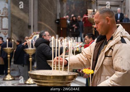 Rom, Italien. Februar 2024. Menschen zünden eine Kerze an, um die Obdachlosen zu erinnern, die in den letzten Jahren in Rom gestorben sind (Credit Image: © Matteo Nardone/Pacific Press via ZUMA Press Wire), NUR REDAKTIONELLE VERWENDUNG! Nicht für kommerzielle ZWECKE! Stockfoto