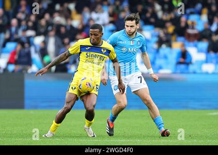 Neapel, Italien. Februar 2024. Jackson Tchatchoua von Hellas Verona FC und Khvicha Kvaratskhelia vom SSC Napoli treten am 4. Februar 2024 im Diego Armando Maradona Stadion in Neapel (Italien) um den Ball an. Quelle: Insidefoto di andrea staccioli/Alamy Live News Stockfoto