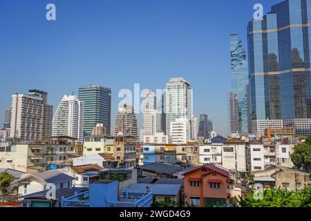 Panorama-Skyline von Bangkok mit Slums im Vordergrund. Kontraste einer sich rasch entwickelnden Stadt- und Landwirtschaft. Stockfoto