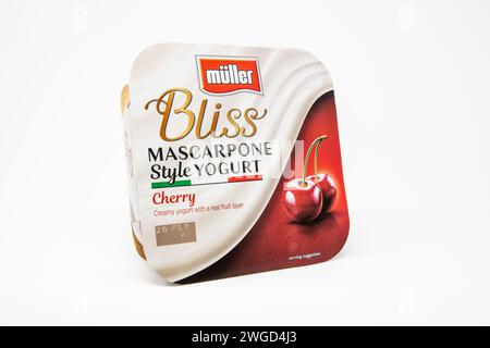 Muller Bliss Kirschjoghurts Im Mascarpone-Stil. Stockfoto