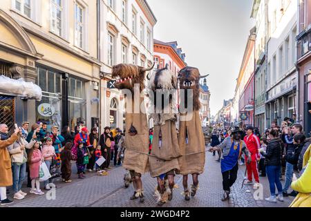 Heidelberg - 21. Februar 2023: Lustiges Trio in Pferdekostüm bei der Heidelberger Karnevalsparade. Heidelberg feiert sein 175-jähriges Bestehen. Stockfoto