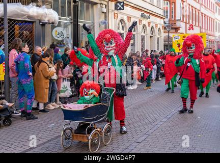 Heidelberg - 21. Februar 2023: Clowns in der Heidelberger Karnevalsparade. Heidelberg feiert sein 175-jähriges Bestehen. Tradition seit 1848. Stockfoto