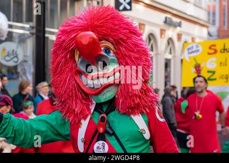 Heidelberg, Deutschland - 21. Februar. 2023: Eine Person in einer lustigen Maske bei der Heidelberger Karnevalsparade. Heidelberg feiert 175-jähriges Bestehen. Stockfoto