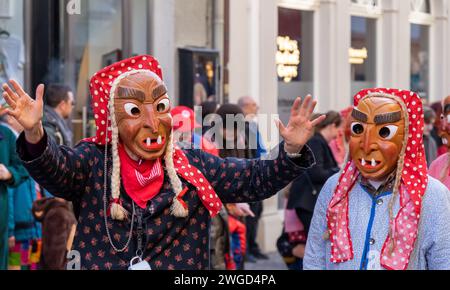 Heidelberg, Deutschland - 21. Februar 2023: Karnevalshexen bei der Karnevalsparade Heidelberg. Heidelberg feiert sein 175-jähriges Bestehen Stockfoto