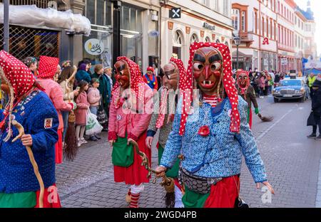 Heidelberg, Deutschland - 21. Februar 2023: Karnevalshexen bei der Karnevalsparade Heidelberg. Heidelberg feiert sein 175-jähriges Bestehen. Stockfoto