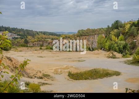 Ausgedehnte Tagebaugruben in der Nähe von Beroun mit Bergen aus Sand bei Herbstwetter Stockfoto