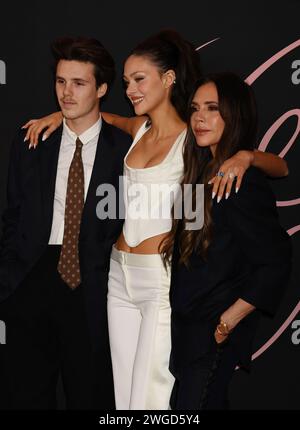 LOS ANGELES, KALIFORNIEN - 3. FEBRUAR: Cruz Beckham, Nicola Peltz Beckham, Victoria Beckham kommt zur Premiere von „Lola“ im Regency Bruin Theatre Stockfoto