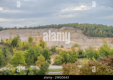 Ausgedehnte Tagebaugruben in der Nähe von Beroun mit Bergen aus Sand bei Herbstwetter Stockfoto