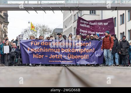 Bremen Demonstration des Bremer Buendnis gegen Rechts, Bremen, 04.02.2024 DE, Demonstration vom Bremer Buendnis gegen Rechts, Bremen, 04.02.2024 im das Fronttransparten mit dem Spruch für das schoene Leben Faschismus bekaempfen hier jetzt Ueberall. Laute Angaben der Veranstalter demonstrierten am Sonntag, den 4. Februar, ca. 25,000 Menschen in Bremen gegen Rechtsextremismus, rassistische Politik und die AfD. Wie in vielen Staedten waren die Recherchen von Correctiv Ausloeser für Proteste gegen die AfD. *** Bremen Demonstration der Bremer Buendnis gegen Rechts, Bremen, 04 02 2024 GER, dem Stockfoto