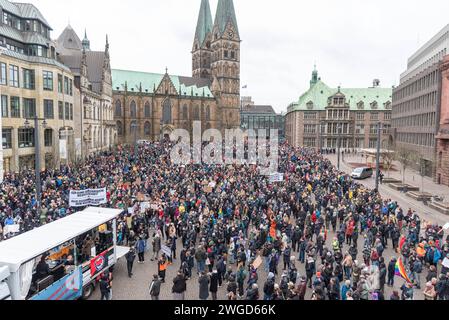 Bremen Demonstration des Bremer Buendnis gegen Rechts, Bremen, 04.02.2024 GER, Demonstration vom Bremer Buendnis gegen Rechts, Bremen, 04.02.2024 im Menschenmengen auf der Demo mit vielen Schildern bei der Abschlusskundgebung auf dem Domshof. Laute Angaben der Veranstalter demonstrierten am Sonntag, den 4. Februar, ca. 25,000 Menschen in Bremen gegen Rechtsextremismus, rassistische Politik und die AfD. Wie in vielen Staedten waren die Recherchen von Correctiv Ausloeser für Proteste gegen die AfD. *** Bremen Demonstration der Bremer Buendnis gegen Rechts, Bremen, 04 02 2024 GER, Demonstrati Stockfoto