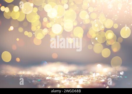 Goldene Bokeh-Lichter schimmern in festlicher Atmosphäre mit abstraktem Hintergrund Stockfoto