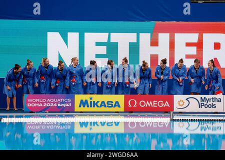 Doha, Katar. Februar 2024. DOHA, KATAR - 4. FEBRUAR: Team der Niederlande beim Water Polo Woman Match zwischen den Vereinigten Staaten von Amerika und den Niederlanden bei den Doha Aquatics World Championships 2024 im Aspire Dome am 4. Februar 2024 in Doha, Katar. (Foto: MTB-Photo/BSR Agency) Credit: BSR Agency/Alamy Live News Stockfoto