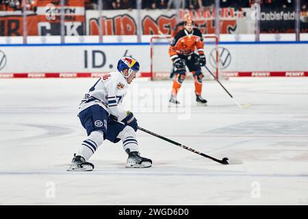 Wolfsburg, Deutschland. Februar 2024. Les Lancaster (EHC Red Bull München #74) Grizzlys Wolfsburg - vs. EHC Red Bull München, Eishockey, PENNY DEL, Saison 2023/2024, 04.02.2024 Foto: Eibner-Pressefoto/Jan-Frederic Helbig Credit: dpa/Alamy Live News Stockfoto