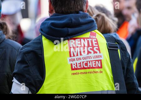 Augsburg, Bayern, Deutschland - 3. Februar 2024: Demonstrant mit einer Warnweste mit dem DGB-Logo des Deutschen Gewerkschaftsbundes bei einer Demonstration *** Demonstrant mit einer Warnweste mit dem DGB deutschem Gewerkschaftsbund Logo bei einer Demo Stockfoto