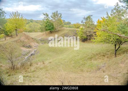 Wunderschöner Blick auf Berge und Felsen an einem Herbsttag in der Nähe einer Konepruske-Höhle, Stockfoto