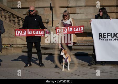 Die Demonstranten halten Plakate und ein Banner, die ihre Meinung während der Demonstration gegen die Jagd mit Hunden zum Ausdruck bringen. Stockfoto