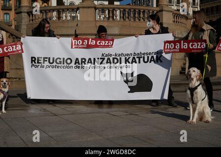 Die Demonstranten halten Plakate und ein Banner, die ihre Meinung während der Demonstration gegen die Jagd mit Hunden zum Ausdruck bringen. Stockfoto