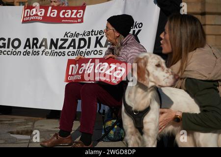 Die Demonstranten halten Plakate und ein Banner, die ihre Meinung während der Demonstration gegen die Jagd mit Hunden zum Ausdruck bringen. Stockfoto