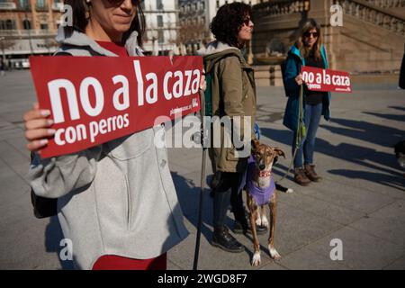 Die Demonstranten halten Plakate, die ihre Meinung während der Demonstration gegen die Jagd mit Hunden zum Ausdruck bringen. Stockfoto