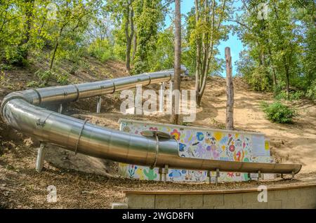 Der Kinderspielplatz im Park an einem sonnigen Herbsttag. In Beroun. Tschechisch Stockfoto