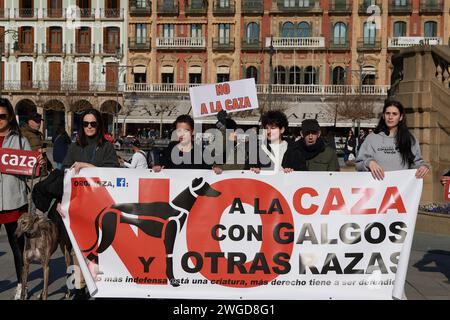 Die Demonstranten halten ein Banner, das ihre Meinung während der Demonstration gegen die Jagd mit Hunden zum Ausdruck bringt. Stockfoto