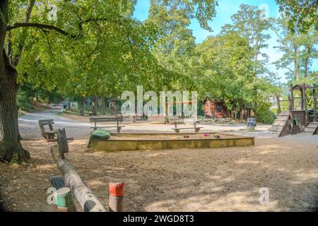 Der Kinderspielplatz im Park an einem sonnigen Herbsttag. In Beroun. Tschechisch Stockfoto