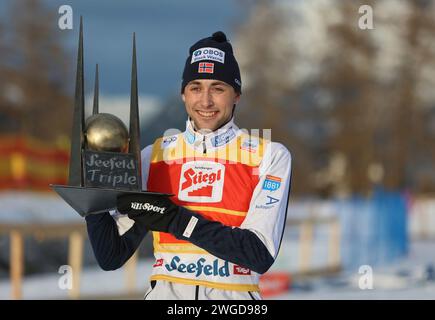 Seefeld, Österreich, 04. Februar 2024: Nordische Kombination, NORDISCHE Kombination TRIPLE 2024, Herren, Weltcup, Herren Individual Gundersen NH/12,5km, Seefeld Sports Arena, Langlauf RIIBER Jarl Magnus (NOR) Sieger des Seefeld Nordic Triple 2024, hier mit der Trophae Gesamtsieger Stockfoto